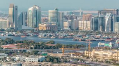Lüks Dubai şehrindeki modern gökdelenlerin manzarası, Birleşik Arap Emirlikleri Havacılık Zaman Alanı