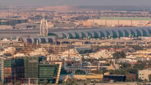 Utsikt över moderna byggnader i lyx Dubai stad vid solnedgången antenn timelapse — Stockvideo