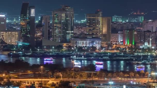 El ritmo de la ciudad por la noche. Vista de los rascacielos y el canal en Dubai cerca del timelapse aéreo del canal — Vídeo de stock