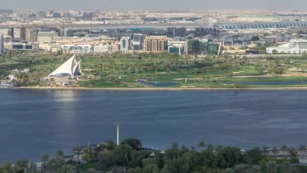Visa av nya moderna byggnader i lyx Dubai stad, Förenade Arabemiraten Timelapse antenn — Stockvideo