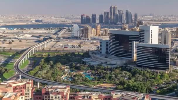 Προβολή των νέων σύγχρονων κτιρίων και της υψηλής κυκλοφορίας στην πολυτελή πόλη Ντουμπάι, Ηνωμένα Αραβικά Εμιράτα Timelapse Aerial — Αρχείο Βίντεο