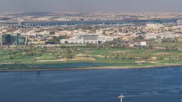 ドバイ市内の運河や建物の近くの公園の景色,アラブ首長国連邦タイムラプス航空 — ストック動画