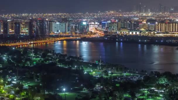 Ciudad nocturna cerca del parque y la carretera con luces y alto tráfico aéreo timelapse — Vídeo de stock