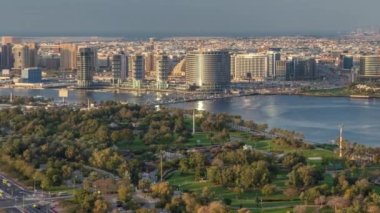 Lüks Dubai şehrindeki yeni modern binaların manzarası, Birleşik Arap Emirlikleri Hava Saati