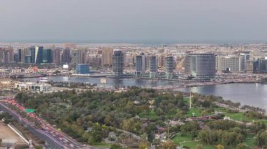 Lüks Dubai şehrindeki aydınlık yol ve pencerelerin ışıklarının görüntüsü, Birleşik Arap Emirlikleri Hava Saati