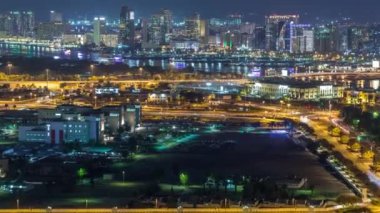 Lüks Dubai şehrinde gece vakti yeni modern binaların görüntüsü, Birleşik Arap Emirlikleri Hava Zamanlaması