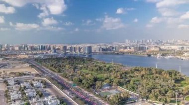 Lüks Dubai şehrinde güneşli bir günde yeni modern binaların görüntüsü, Birleşik Arap Emirlikleri Hava Zamanlaması