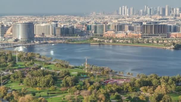 Flygfoto över vacker park och kanal i Dubai stad, Förenade Arabemiraten Timelapse — Stockvideo