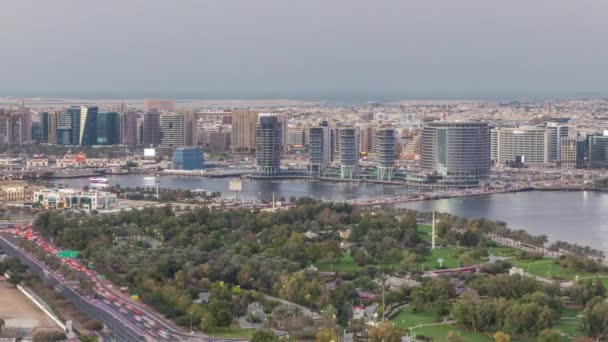 Vista de las luces desde carreteras y ventanas iluminadas en la lujosa ciudad de Dubai, Emiratos Árabes Unidos Timelapse Aerial — Vídeo de stock