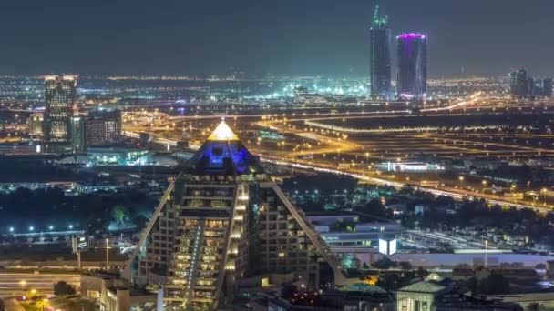 El ritmo de la ciudad nocturna de Dubai timelapse aéreo — Vídeos de Stock