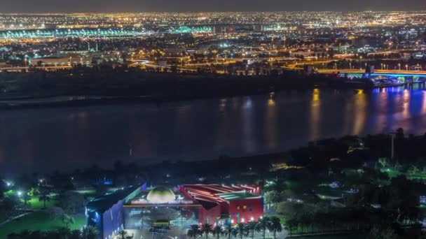 Flygfoto av vägar nära kanalen med reflektioner i Dubai på natten, Uae antenn timelapse — Stockvideo