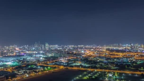 Het ritme van de stad 's nachts met verlichte weg in Dubai in de buurt van kanaal luchtfoto timelapse — Stockvideo