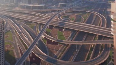 Dubai şehir merkezindeki boş otoyol kavşağının havadan görüntüsü.