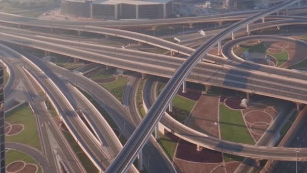 Vista aérea del intercambio de carreteras vacío en el centro de Dubái . — Vídeo de stock