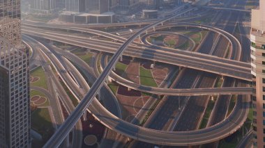 Salgın sonrası Dubai şehir merkezindeki boş otoyol kavşağının havadan görüntüsü. Köprü ve caddelerde kaybolan trafik manzaraları. Arabasız yol ve şeritler, Dubai, Birleşik Arap Emirlikleri