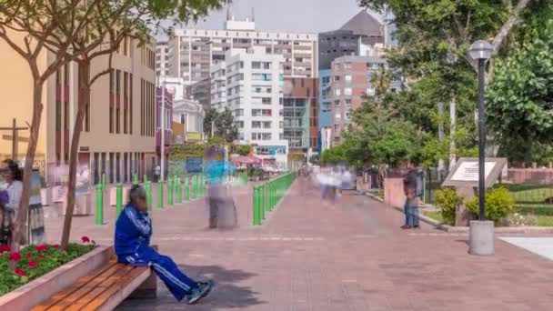 Miraflores Central Park och Kennedy Park Timelapse. Plats för avkoppling med gröna träd och gräsmatta i peruansk huvudstad. Lima, Peru — Stockvideo