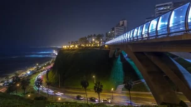 Villena Köprüsü 'nde trafik ve kısmi şehir manzarası var. Arka planda gece hızlandırılmış sürat, Lima, Peru.. — Stok video