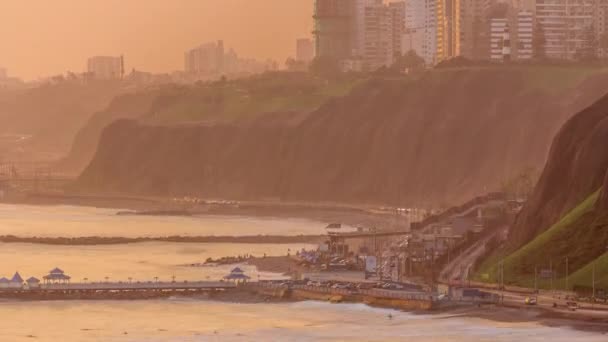 Gün batımında Miraflores civarındaki Limas Sahil Çizgisi 'nin hava görüntüsü, Lima, Peru — Stok video