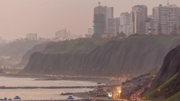 Vista aérea de la costa de Limas en el barrio de Miraflores día a noche timelapse, Lima, Perú — Vídeos de Stock