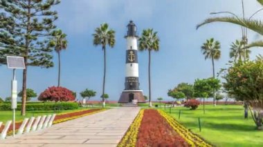 Miraflores Aşkı Parkı 'ndaki deniz feneri anıtı zaman atlaması. Lima, Peru