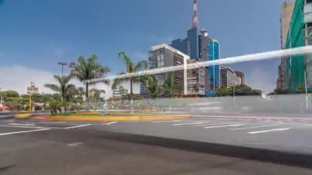 Grote weg kruising op Plaza Grau plein met verkeer timelapse hyperlapse in Lima. — Stockvideo