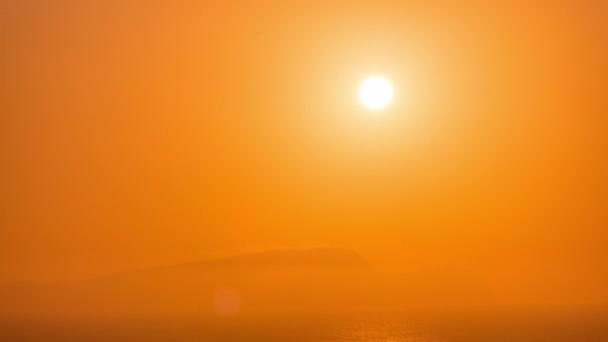 Вид з повітря на Тихий океан під час заходу сонця з Мірафлореса (Ліма). — стокове відео