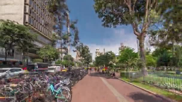 Pista de ciclismo roja en la avenida José Larco e hiperlapso del lapso de tiempo del estacionamiento de bicicletas en Miraflores, Lima Perú — Vídeos de Stock