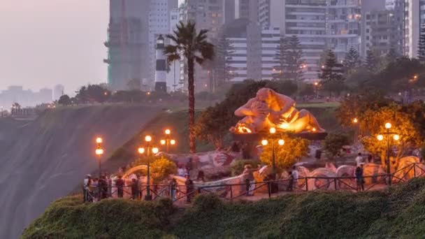 El Parque del Amor oder Liebespark Tag-Nacht-Zeitraffer in Miraflores nach Sonnenuntergang, Lima, Peru. — Stockvideo