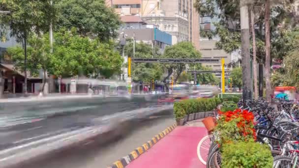 Pista de ciclismo vermelho na avenida Jose Larco e estacionamento de bicicletas timelapse em Miraflores, Lima, Peru — Vídeo de Stock