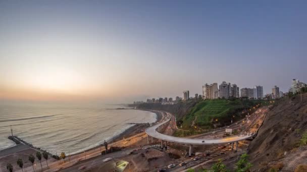 Miraflores civarındaki Limas Sahil Çizgisi 'nin havadan görünüşü günden geceye zaman dilimi, Lima, Peru — Stok video