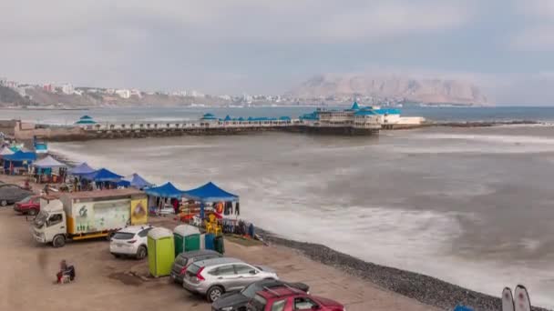 Luftaufnahme der Seebrücke vom Kiesstrand aus. Restaurant befindet sich am Ende der Seebrücke Zeitraffer. Miraflores, Lima, Peru — Stockvideo