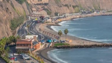 Lima 'nın Miraflores semtinde Circuito de Playas yolunda trafik var.
