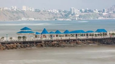 İskelenin havadan görünüşü çakıl taşı plajından alındı. Restoran, iskele zamanının sonunda yer almaktadır. Miraflores, Lima, Peru