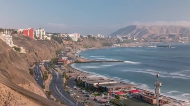 Lima 'nın Miraflores semtinde Circuito de Playas yolunda trafik var. — Stok video