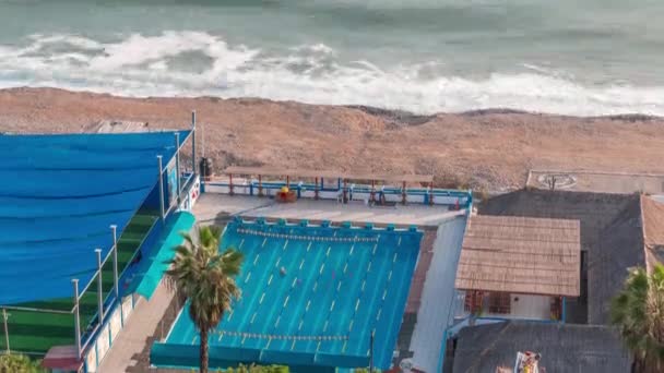 Freibad an einem Strand im Stadtteil Miraflores von Lima im Zeitraffer. — Stockvideo