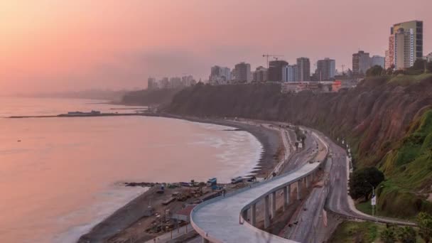 Vista aérea de la costa de Limas en el barrio de Miraflores durante la puesta del sol timelapse, Lima, Perú — Vídeos de Stock