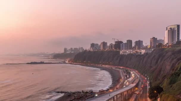 Pemandangan udara di garis pantai Limas di lingkungan Miraflores dari hari ke malam timelapse, Lima, Peru — Stok Video