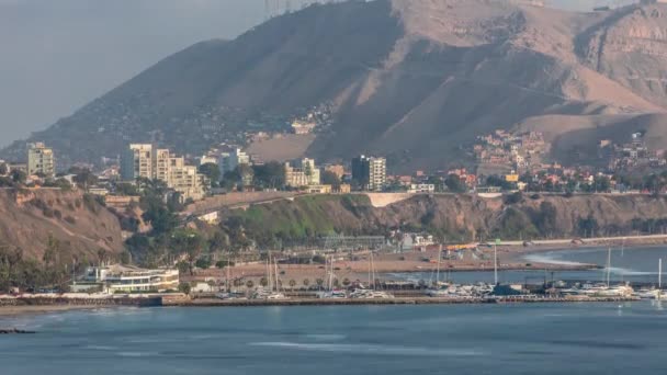 Vista aérea de la costa de Limas con montaña en el timelapse de fondo, Lima, Perú. — Vídeo de stock