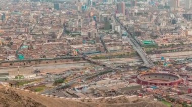 San Cristobal Hill 'den Plaza de Toros de Acho boğa güreşi ile Lima' nın gökyüzü zaman çizgisi görüntüsü.