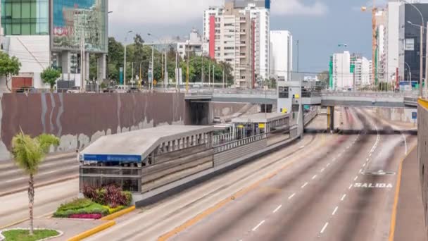 Letecký pohled na dálnici Via Expresa a metropolitní autobus s dopravní timelapse a modré nebe s mraky. Lima, Peru — Stock video