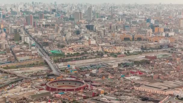 Légi kilátás Lima városkép idővonal Plaza de Toros de Acho bullring a San Cristobal domb. — Stock videók