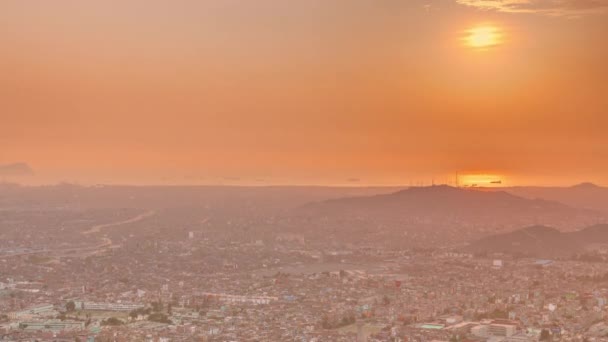 Vista aérea al atardecer del horizonte de Lima timelapse desde la colina de San Cristóbal. — Vídeos de Stock