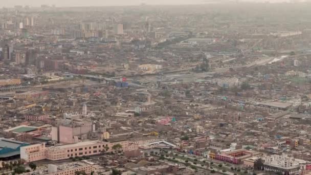 Vista aérea del horizonte de Lima timelapse desde la colina de San Cristóbal. — Vídeos de Stock