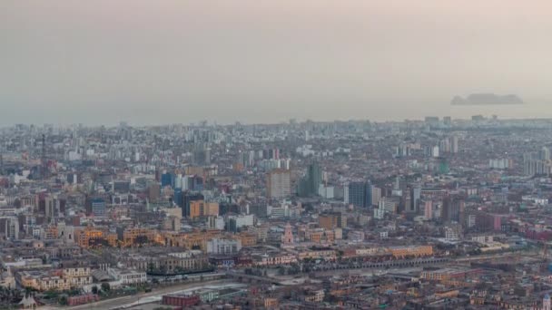 Luchtfoto van Lima skyline dag tot nacht timelapse van San Cristobal heuvel. — Stockvideo
