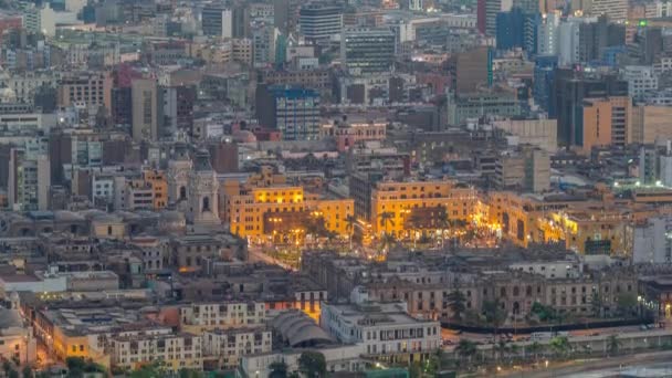 Bovenaanzicht vanuit de lucht op het centrale plein van Lima van San Cristobal heuvel dag tot nacht timelapse, regeringspaleis van Peru en kathedraal kerk. — Stockvideo