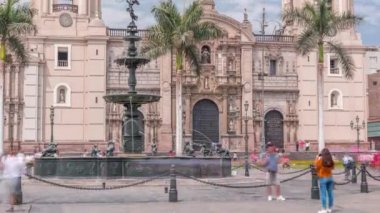 Plaza de Armas 'daki Çeşme, Plaza Belediye Başkanı olarak da bilinir.
