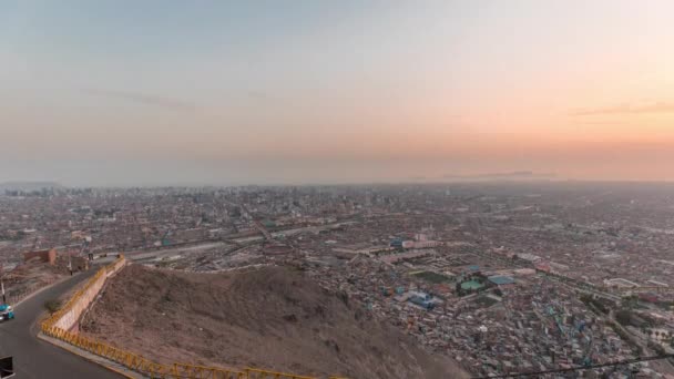 Lima 'nın hava görüntüsü San Cristobal tepesinden gece gündüz yükseliyor.. — Stok video