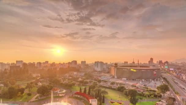 Vue aérienne du coucher du soleil sur le stade national de Lima, la capitale péruvienne, avec le parc de la réserve intemporelle — Video