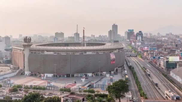 Vista aérea do estádio nacional na capital peruana Lima com a via Expresa timelapse — Vídeo de Stock