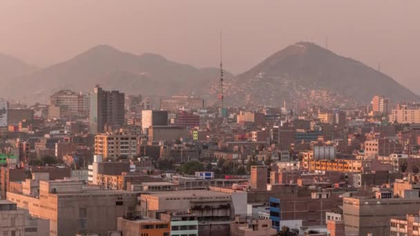 Lima şehrinin panoramik ufuk çizgisi yukarıdan birçok binanın havadan zamanlaması var. Lima, Peru — Stok video